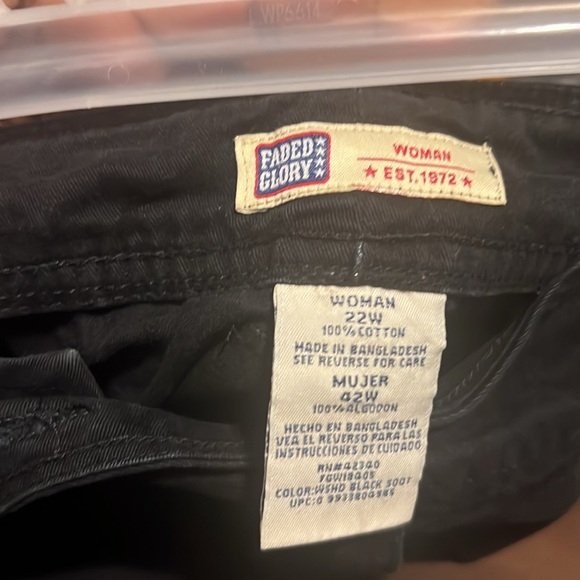 A woman Capri pants - Picture 3 of 3